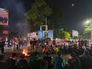 Simpang BI Lumpuh Total, Aliansi Masyarakat Bersatu Blokade Jalan Hingga Malam