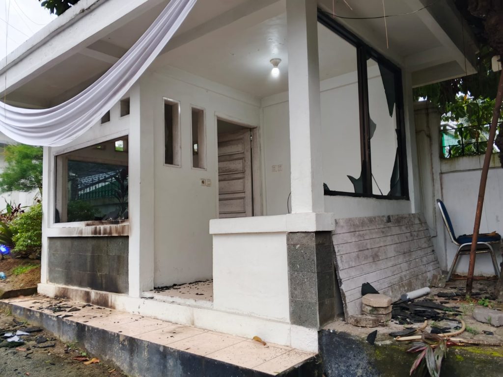 Rumah Dinas Wagub Jambi Dirusak Massa, Pos Jaga dan Pagar Hancur Diterjang Ratusan Orang
