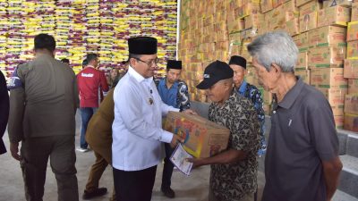 Maulana – Diza  Salurkan Ribuan Paket Sembako bagi Warga Kurang Mampu