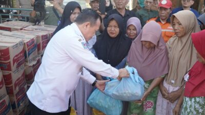 Gubernur Al Haris Tinjau dan Serahkan Bantuan Korban Terdampak Banjir Kab. Sarolangun