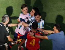 Drama Usai Final! Paredes Bentrok dengan Gavi dan Eric Garcia, Langsung Diusir Wasit