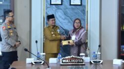 Pemkot Jambi Serahkan Bantuan Rp202 Juta kepada 16 Korban Bencana