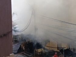 Asrama Polisi di Belakang Polda Jambi Terbakar, Delapan Unit Asrama Hangus Dilalap Api