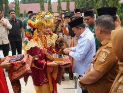 Gubernur Al Haris Apresiasi Penyerahan Murid Baru Secara Adat Melayu Jambi di SMA Negeri 1 Muaro Jambi