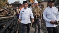 Gubernur Al Haris Turun Langsun Serahkan Bantuan untuk Korban Kebakaran di Desa Buat Kabupaten Bungo