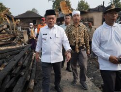 Gubernur Al Haris Turun Langsun Serahkan Bantuan untuk Korban Kebakaran di Desa Buat Kabupaten Bungo