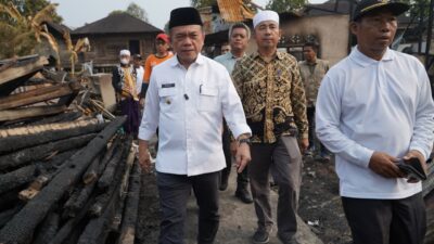 Gubernur Al Haris Turun Langsun Serahkan Bantuan untuk Korban Kebakaran di Desa Buat Kabupaten Bungo