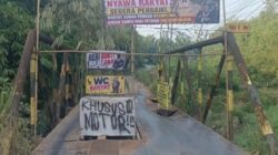 Tujuh Bulan Berlalu, Jembatan Air Hitam Tak Kunjung Diperbaiki, Warga Pasang Spanduk Protes: “Jangan Sampai Petinggi yang Nyemplung”