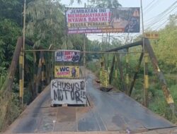 Tujuh Bulan Berlalu, Jembatan Air Hitam Tak Kunjung Diperbaiki, Warga Pasang Spanduk Protes: “Jangan Sampai Petinggi yang Nyemplung”