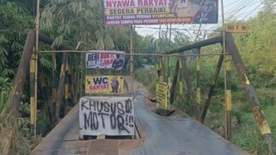 Tujuh Bulan Berlalu, Jembatan Air Hitam Tak Kunjung Diperbaiki, Warga Pasang Spanduk Protes: “Jangan Sampai Petinggi yang Nyemplung”