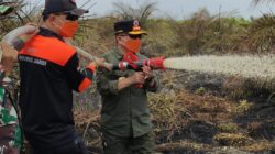 Turun Langsung Padamkan Karhutla di Air Merah, Gubernur Al Haris: Api Sudah 3 Hari, Gambut Sulit Dipadamkan