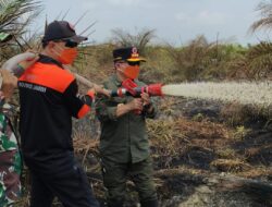 Turun Langsung Padamkan Karhutla di Air Merah, Gubernur Al Haris: Api Sudah 3 Hari, Gambut Sulit Dipadamkan