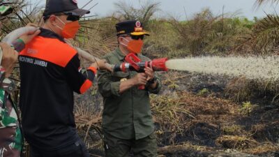 Turun Langsung Padamkan Karhutla di Air Merah, Gubernur Al Haris: Api Sudah 3 Hari, Gambut Sulit Dipadamkan