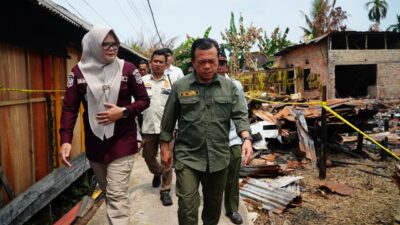 Gubernur Al Haris Datangi Korban Kebakaran di Lagan Tengah Tanjabtim, Bantu Biaya Pembangunan Rumah Warga