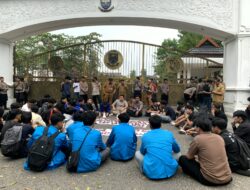 Gubernur Jambi Tak Temui Massa, Mahasiswa UIN STS Hanya Diterima Staf Pemprov