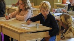 Swedia Kurangi Penggunaan Layar di Sekolah, Kembali Andalkan Buku dan Kertas
