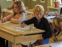 Swedia Kurangi Penggunaan Layar di Sekolah, Kembali Andalkan Buku dan Kertas
