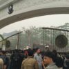 Pagar Kompleks Pemprov Jambi Rusak Didorong Massa, Polisi Mulai Kenakan Perlengkapan Antihuru-hara