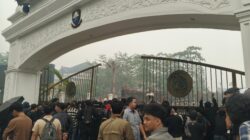 Pagar Kompleks Pemprov Jambi Rusak Didorong Massa, Polisi Mulai Kenakan Perlengkapan Antihuru-hara