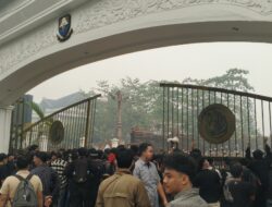 Pagar Kompleks Pemprov Jambi Rusak Didorong Massa, Polisi Mulai Kenakan Perlengkapan Antihuru-hara