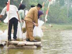 Gubernur Al Haris Tebar 25 Ribu Benih Ikan Nilem di Lubuk Larangan Danau Sibuk, Bungo