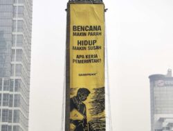 Greenpeace Bentangkan Spanduk di Bundaran HI, Desak Prabowo Serius Tangani Krisis Iklim