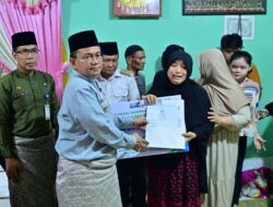 Takziah ke Rumah Duka, Maulana Serahkan Santunan dan Beasiswa